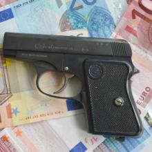 Pistole auf Geldscheinen