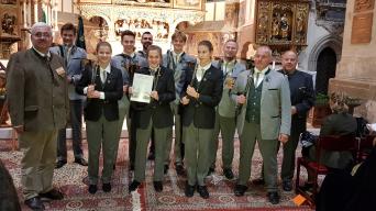 Jürgen Keller (ganz links), Steffen Liebig (ganz rechts) und die Jagdhornbläser aus Ottmannshausen