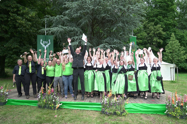 Bundessieger Klasse A Kreisjagdverein Gelnhausen, Hessen, (li.) und Klasse G Kreisjägerschaft Krefeld, NRW, (re.)