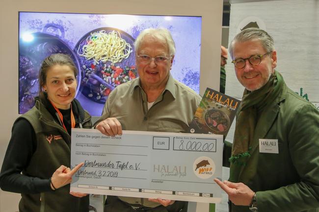 Dr. Anna Martinsohn (l), stellv. DJV-Pressesprecherin, und Halali-Herausgeber Oliver Dorn (r) überreichen den Spendencheck.