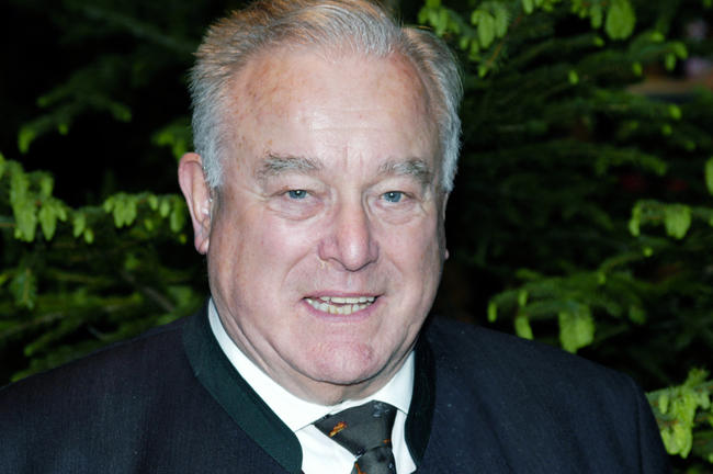 Dr. Frank, Sohn eines Oberforstmeisters und promovierter Jurist, war von 1982 bis 1995 Präsident des Deutschen Jagdverbandes.
