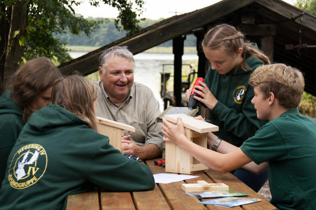 Fehlende Nistkästen lassen sich ganz einfach selbst bauen - zum Beispiel mit Kindern.