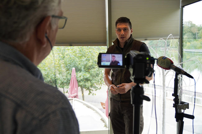 Im Interviewtraining lernen Teilnehmer das sichere Auftreten vor Mikrofon und Kamera.