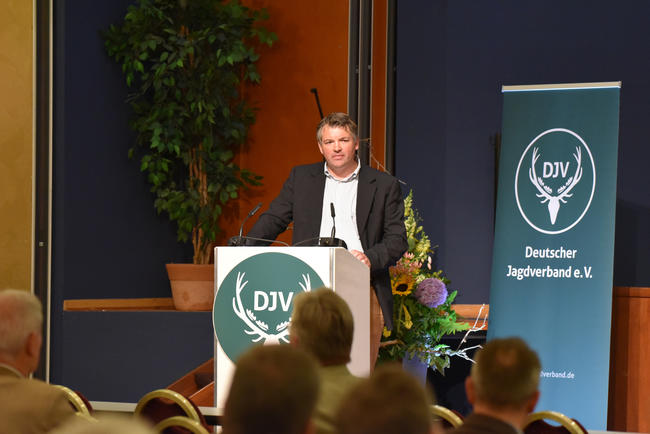 Bundesjägertag 2022: Andreas Kinser moderiert Podiumsdiskussion.