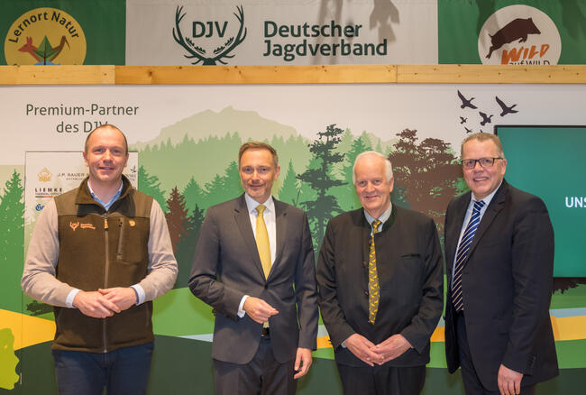 (v.l.) Olaf Niestroj (Geschäftsführer Deutscher Jagdverband), Christian Lindner (FDP-Bundesvorsitzender), Dr. Volker Böhning (Präsident Deutscher Jagdverband), Jörg Brokamp (Geschäftsführer Deutsche Schützenbund) sind sich einig: Zuerst muss das Waffengesetz evaluiert werden – gemeinsam mit Jagd- und Schützenverbänden.