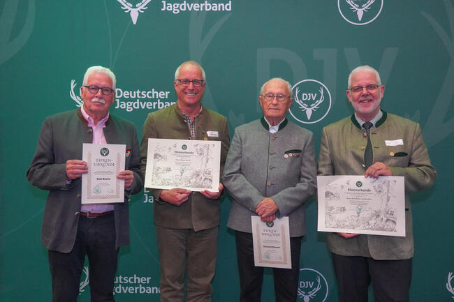 Bundesjägertag 2023: Ehrung mit DJV-Verdienstabzeichen. (V.l.) Rolf Kreitz, Holger Bartels, Oswald Henzel und Ralph Müller-Schallenberg.