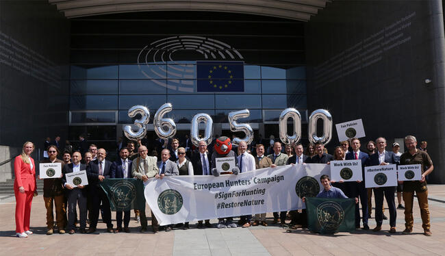 Vertreter aus ganz Europa treffen sich in Brüssel zur Unterschriftenübergabe von #SignForHunting.