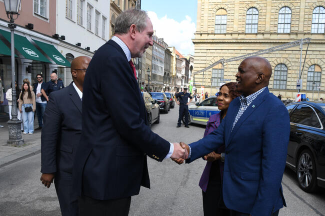 CIC Präsident Dr. Harmer begrüßt Botswanas Präsident Dr. Masisi und die First Lady in München.