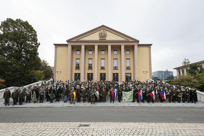 Alle Teilnehmer der Europameisterschaft im Jagdhornblasen auf dem Platz der deutschen Einheit in Suhl.