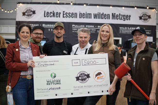 Die Freude über die Spendensumme ist groß: Sven Gerdhenrichs (3.v.l.) und Conrad Baierl (3.v.r.) übergeben den Scheck gemeinsam mit den Helfern des Wild-auf-Wild-Teams Tobias Wagner (2.v.l.) und Katharina Salawa (1.v.r.) an Nicole Heitzig (1.v.l.) und Kathrin Depka (2.v.r.). 