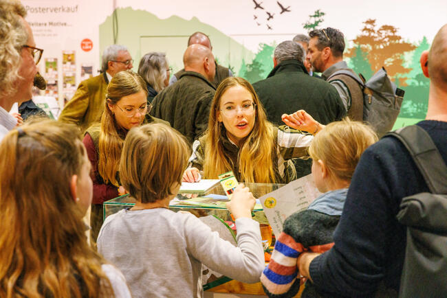 Naturbildung auf dem DJV-Stand: Hier können besonders Familien und Schulklassen die heimische Tierwelt erkunden.