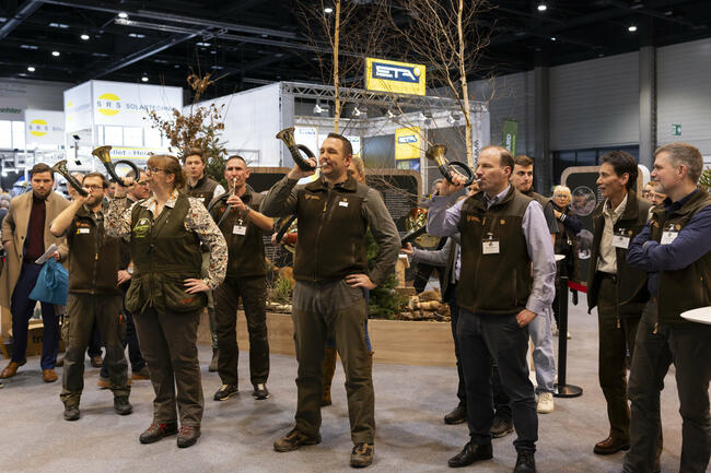 Am DJV-Messestand können Besucher Jagdhornbläsern lauschen.