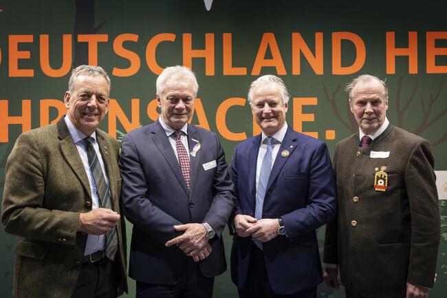 Bundeslandwirtschaftsminister Alois Rainer (2.v.l.) mit den Präsidenten der drei Gastgeber-Verbände.