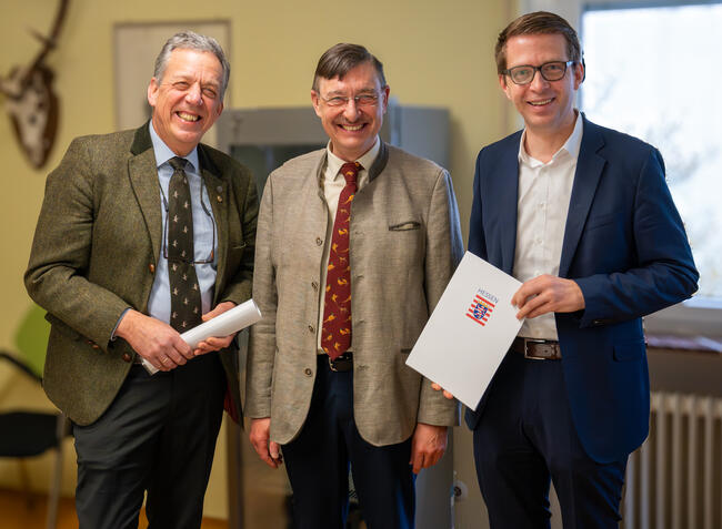 Bei der feierlichen Übergabe des Förderbescheids freuten sich die Akteure auf einen baldigen Projektstart (v.l.: Helmut Dammann-Tamke (DJV-Präsident), Prof. Dr. Jürgen Ellenberger (Präsident des Landesjagdverbandes Hessen), Staatssekretär Michael Ruhl (CDU)).