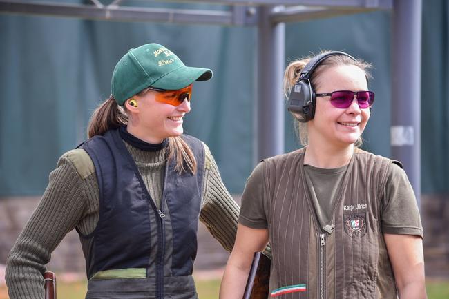 Katja Ullrich (r.) gewinnt die Damenklasse in Kombination.