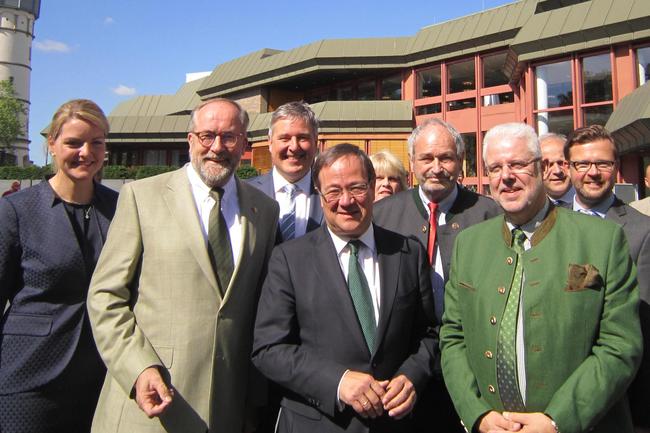 Auf dem Landesjägertag NRW 2017: Christina Schulze Föcking MdL, Hans-Jürgen Thies Vizepräsident LJV, Armin Laschet CDU-Parteivorsitzender, Ralph Müller-Schallenberg Präsident LJV (vordere Reihe v.l.n.r.)