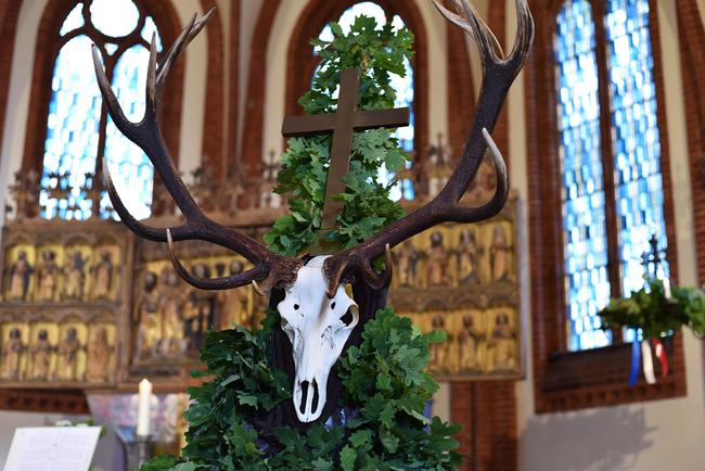 Der Hirsch mit dem Kreuz zwischen dem Geweih gilt als Symbol des heiligen Hubertus.