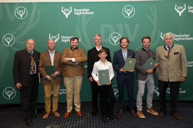 Die Gewinner des DJV-Journalistenpreises "Wildtier und Umwelt" 2016 mit DJV-Präsident und Juror Hartwig Fischer (links), Jury-Mitglied Bertram Graf von Quadt (3. v.li.) und DJV-Präsidiumsmitglied Dr. Hermann Hallermann (rechts). Holger Vogt, Preisträger in der Kategorie "Fernsehen", konnte seine Auszeichnung nicht persönlich entgegen nehmen.