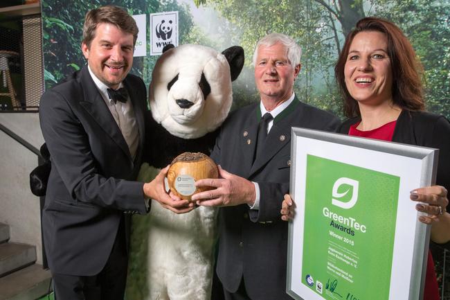 Marco Vollmar, Mitglied der Geschäftsleitung beim WWF Deutschland übergibt Rainer Stelzner, Vorstand im Jagdverein Hubertus, den Sonderpreis. 