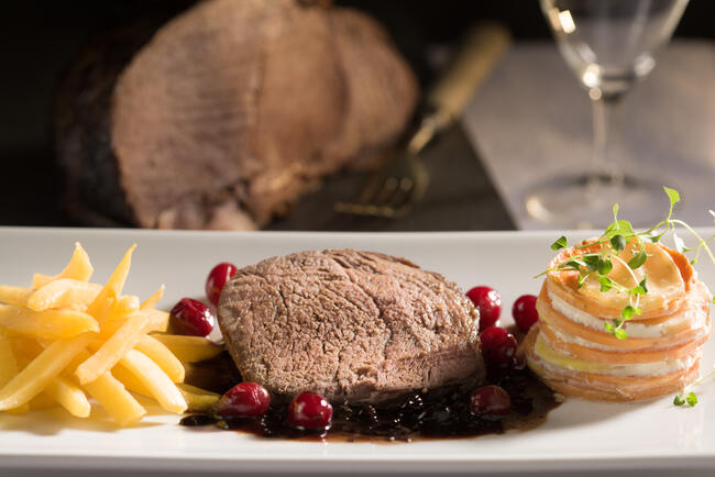 Hirschkeule mit karamellisierten Steckrübenstiften und Süßkartoffelgratin