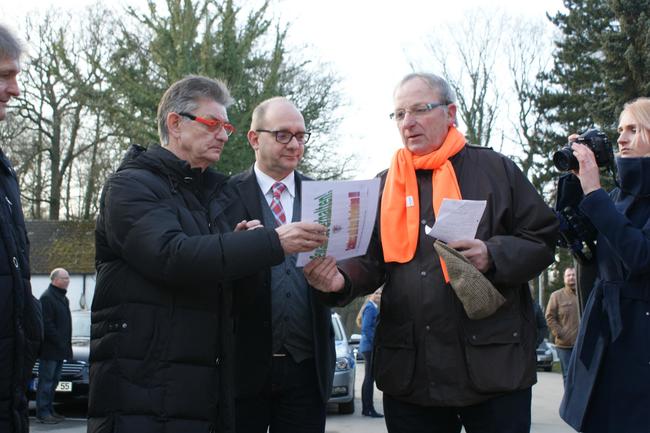 Jägerprotest am Aschermittwoch: Reinhard Middendorf (re.), Vorsitzender der KJS Unna, überreicht  Norbert Römer (li.), Vorsitzender der SPD-Landtagsfraktion in Nordrhein-Westfalen, die 13-Protestpunkte des LJV.