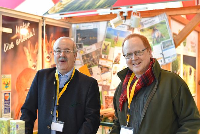 DJV-Bildungsreferent Ralf Pütz (r.) und Jürgen Semmelsberger am Lernort-Natur-Stand