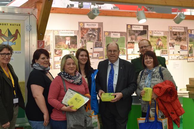 DJV-Präsident Hartwig Fischer stellt Besuchern die neuen Lernort Natur Materialien vor