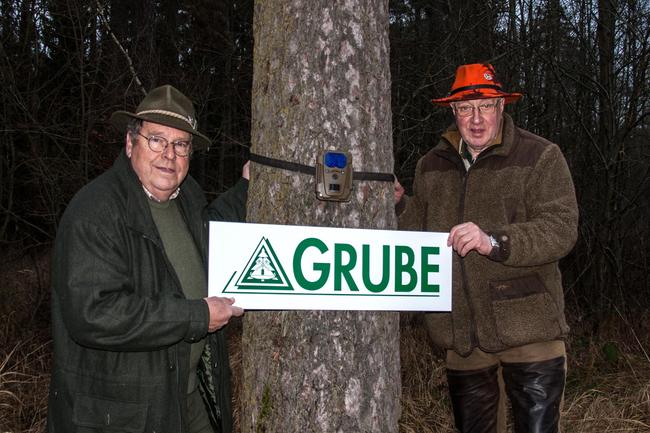 DJV-Präsident Hartwig Fischer und Heinrich Grube bei der symbolischen Übergabe der Wildkameras.