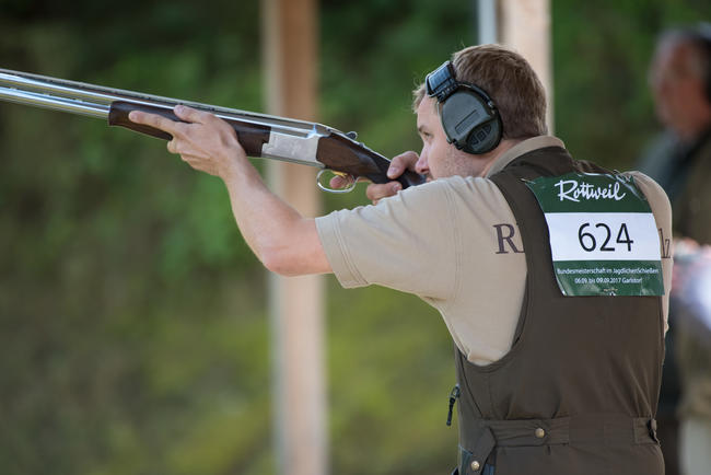 Die Wurfscheibe im Visier. Philipp Sehnert auf dem Skeet-Stand.