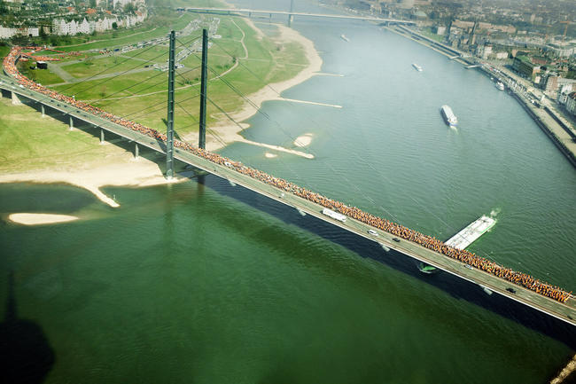 15.000 Leute auf ihrem Weg über die Rheinkniebrücke zum Düsseldorfer Landtag