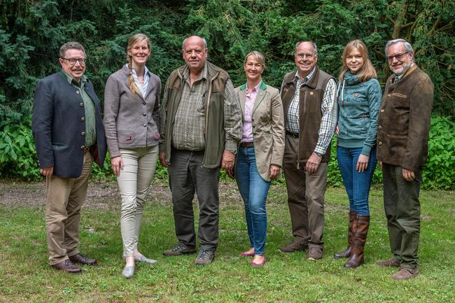 Die Vorstandsmitglieder, Botschafterinnen und der Schirmherr der Norddeutschen Wildtierrettung e. V. (v. l. n. r.) Andreas Brandt, Anna Kaufmann, Axel Claußen, Inga Maushake-Chelius, Hartwig Fischer, Sonja Wilkening und Detlef Zacharias.