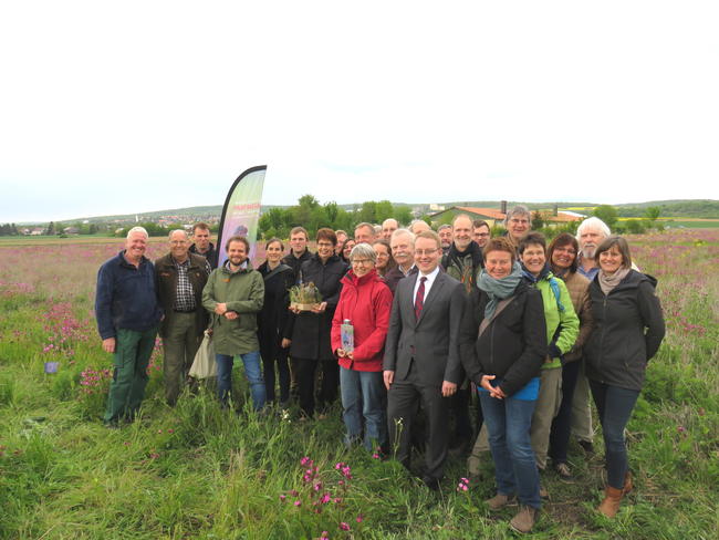 In Göttingen informierte sich Ministerin Birgit Honé (mittig mit Rebhuhn-Attrappe) u.a. bei Landwirt Werner Magerhans (ganz links) über das Rebhuhn-Schutzprojekt. Auch DJV-Präsident Hartwig Fischer (2. von links) war vor Ort.