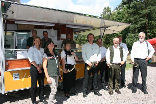 Umweltministerin Ulrike Höfken (2.v.l.) stattete dem LJV-Wildmobil einen Besuch ab. 