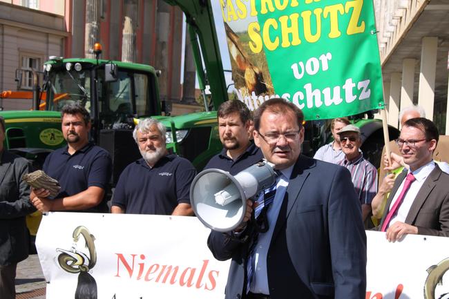 Jörg Vogelsänger (SPD), Minister für Infrastruktur und Landwirtschaft in Brandenburg, spricht auf der Demonstration am 06.07.2015