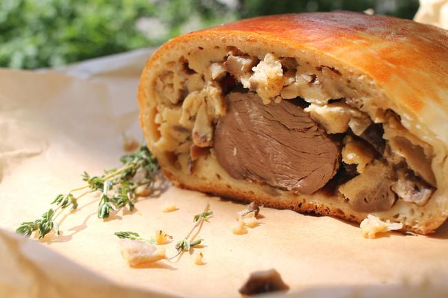 Wildschweinlende mit Champignons im Teigmantel