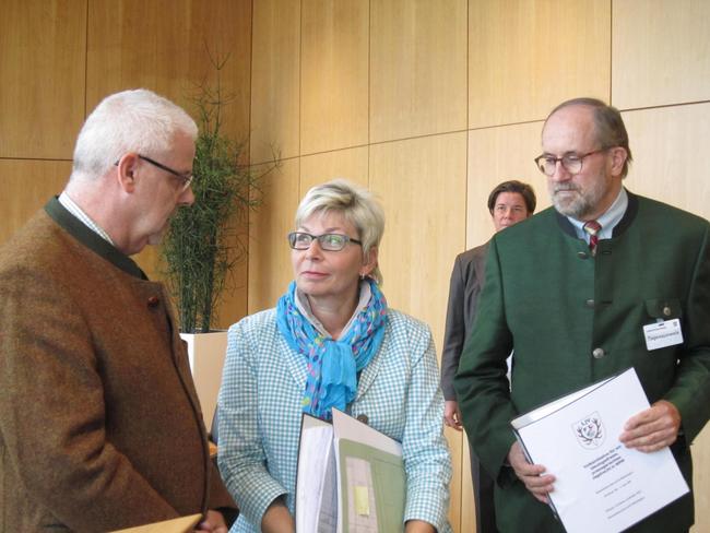 Jägerpräsident R. Müller-Schallenberg (l.) und H.J. Thies (r.), Vizepräsident des Landesjagdverbandes NRW übergeben der NRW-Landtagspräsidentin C. Gödecke 117 601 amtlich bestätigte Unterschriften