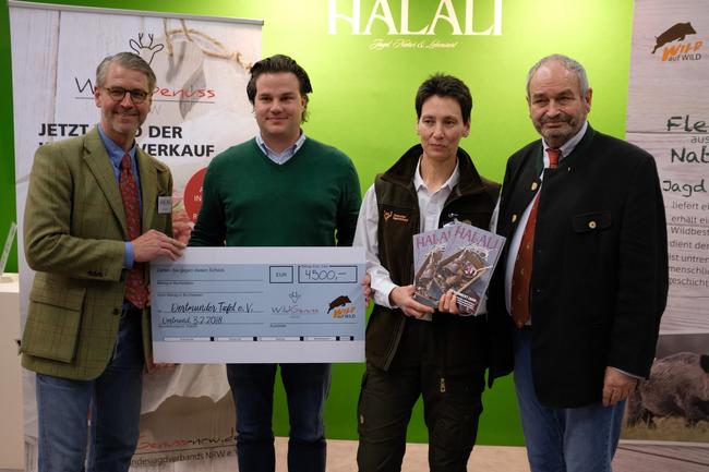 Oliver Dorn (Herausgeber Magazin Halali/Geschäftsführer convergence Werbeagentur), Dr. Astrid Sutor (DJV) und Georg Kurella (Vizepräsident LJV NRW) überreichten den Scheck von 4.500 Euro an Dr. Philip Stork von der Dortmunder Tafel e.V.