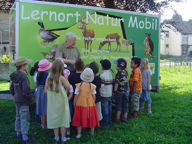 Mit dem farbenfrohen Lernort Natur Mobil kommen die Jäger in die Schule.