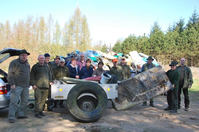 Frank Wilke, Uwe Labes, Bernd Schulze und Sven Güntherberg (v.l.) vom Jagdverband Nauen vor einem der zahlreichen Müllcontainer. In diesem Jahr konnten über 150 Kubikmeter Müll aus dem Wald geholt werden.