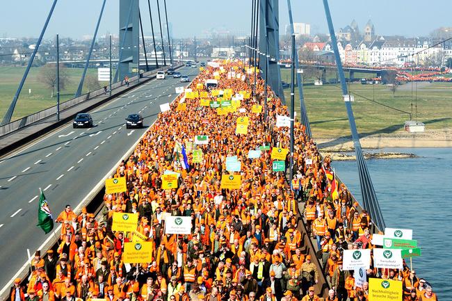 15.000 Jäger überqueren die Rheinkniebrücke auf ihrem Weg zum Düsseldorfer Landtag