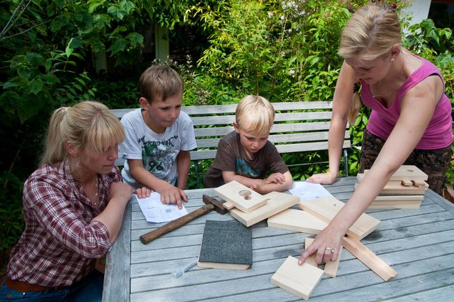 Ein guter Beitrag zum Artenschutz: Jägerinnen bauen mit Kindern Nistkästen