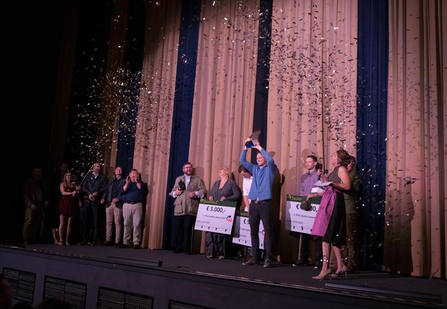 Sophie Award Trophäe in den Händen von Felix Kuwert beim ersten Sophie Award in Berlin