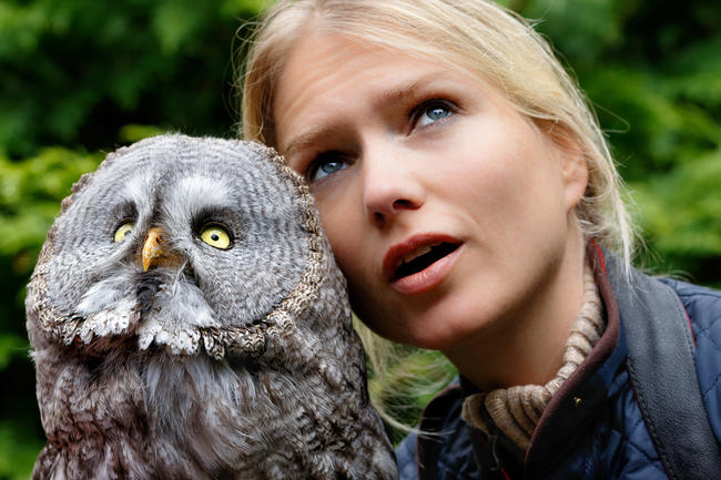 Greifvogel-Expertin Sylvia Urbaniak mit Bartkauz