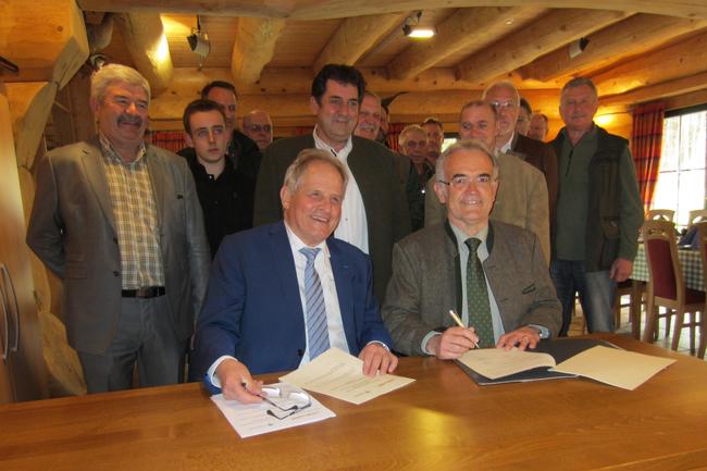 Abkommen zur grenzübergreifenden Nachsuche unterzeichnet: M. le Président Pierre Lang (l.) und Landesjägermeister (VJS) Josef Schneider
