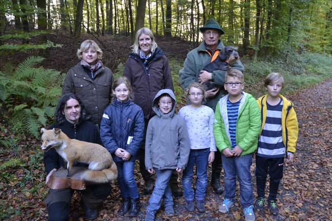 Macht Spaß, und lernen kann man auch was dabei: Mit Jägerinnen und Jägern im Wald.