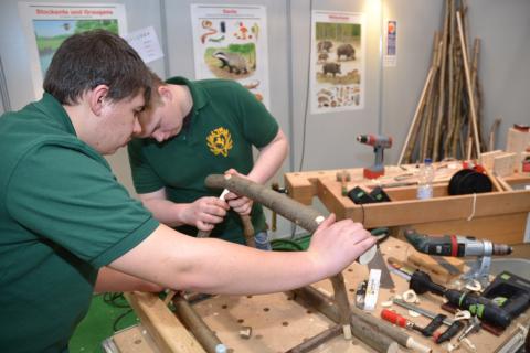 Jugendliche bei Lernort Natur: Handwerk kann Spass machen