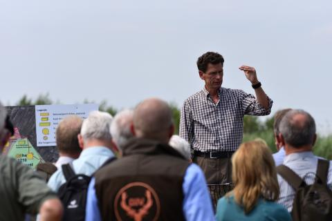 Erfolgreiches Management: Haubenlerche und Flussseeschwalbe sind zurück im Bremer Blockland. Markus Henke, Vizepräsident der Landesjägerschaft Bremen, erläutert das Projekt. (Quelle: Kapuhs/DJV)