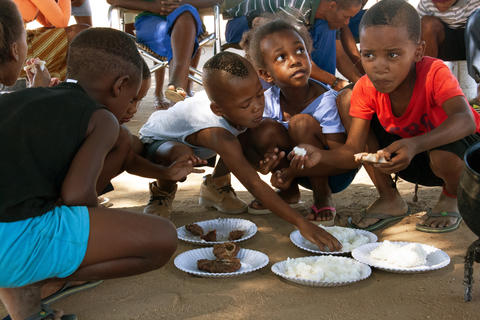 Essende Kinder in Afrika
