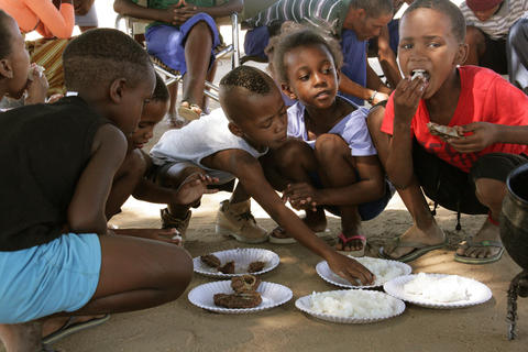 Essende Kinder in Afrika