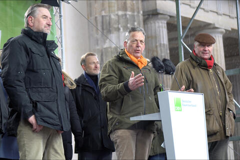 DJV-Präsident Helmut Dammann-Tamke spricht auf Bauerndemo in Berlin
